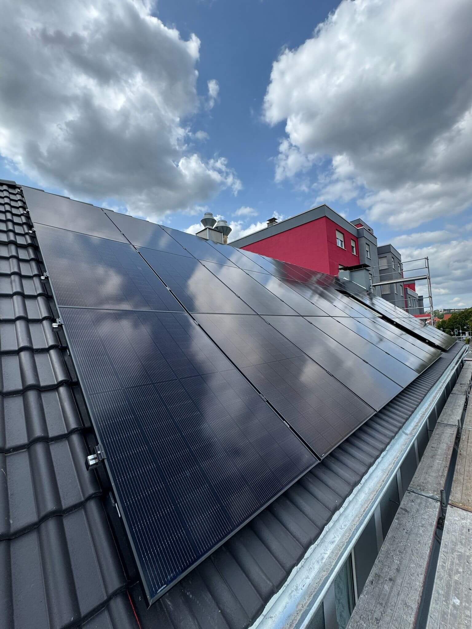 Mieterstrom-Anlage auf Mehrfamilienhaus mit intelligenten Zählern