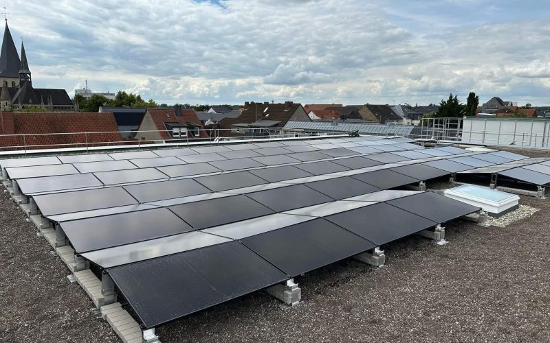 Fertige Photovoltaikanlage auf Volksbank Flachdach Lippstadt